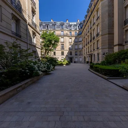 Avenue Montaigne - Champs Elysees * Paris
