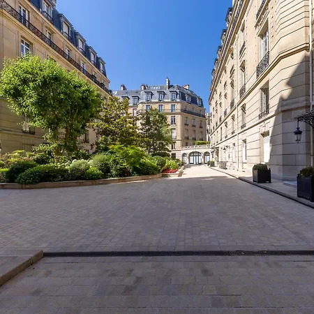 Avenue Montaigne - Champs Elysees *