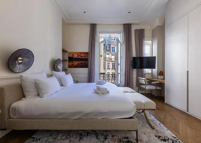 Apartment Avenue Montaigne - Champs Elysees *