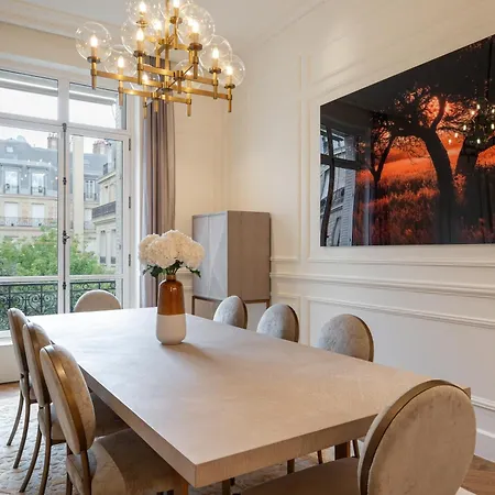 Avenue Montaigne - Champs Elysees * 파리