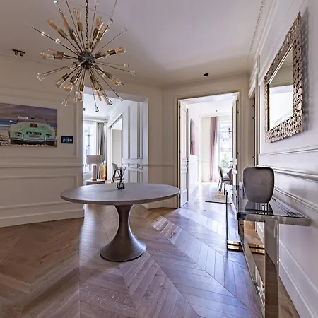 Avenue Montaigne - Champs Elysees * 파리