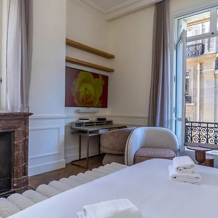 Avenue Montaigne - Champs Elysees *