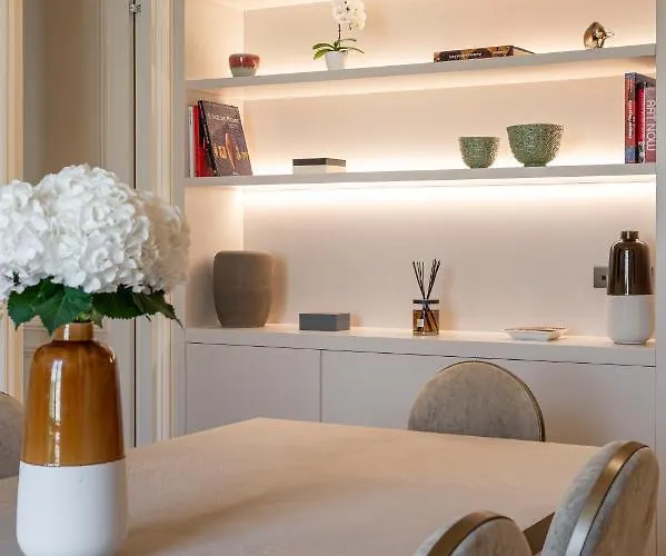 Avenue Montaigne - Champs Elysees *