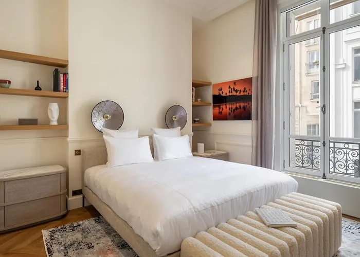 Avenue Montaigne - Champs Elysees