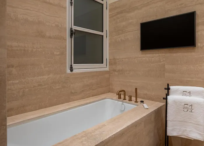 Avenue Montaigne - Champs Elysees *