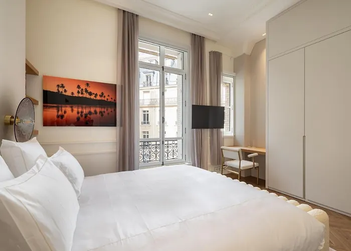 Avenue Montaigne - Champs Elysees