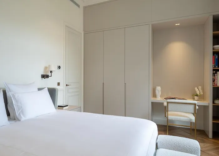 Avenue Montaigne - Champs Elysees *