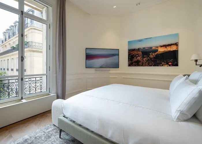 Avenue Montaigne - Champs Elysees * פריז