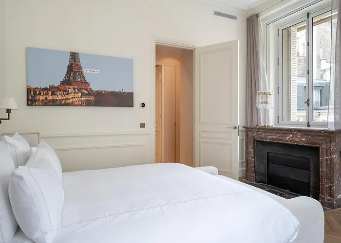 Avenue Montaigne - Champs Elysees *