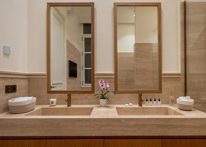 Avenue Montaigne - Champs Elysees *