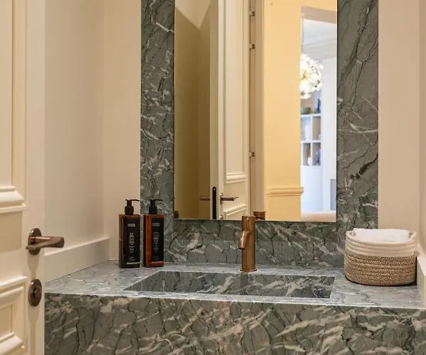 Avenue Montaigne - Champs Elysees * פריז