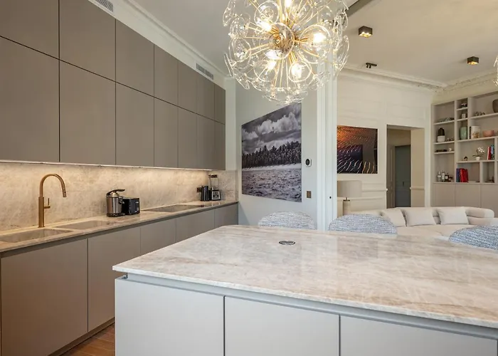 Avenue Montaigne - Champs Elysees * פריז