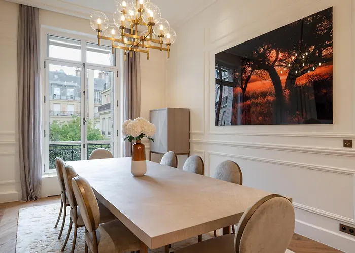 Avenue Montaigne - Champs Elysees * פריז