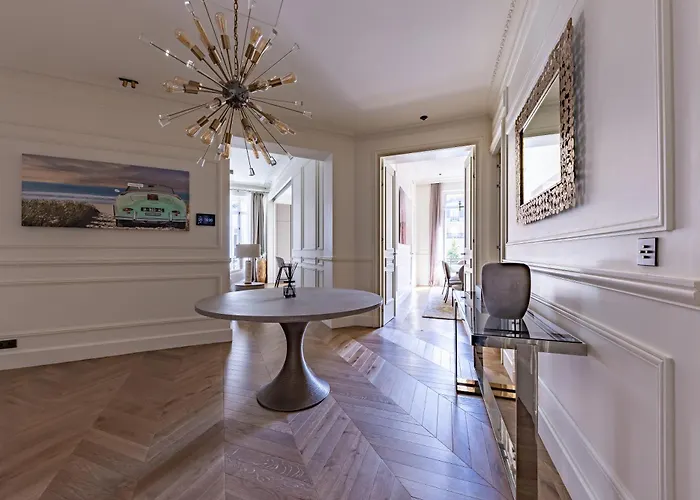 Avenue Montaigne - Champs Elysees * פריז