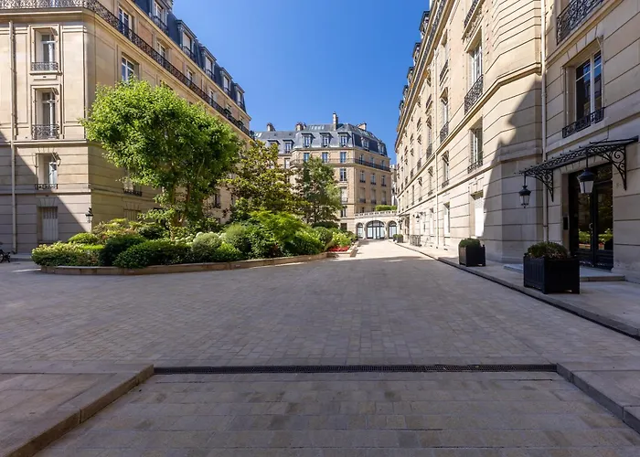 Avenue Montaigne - Champs Elysees *