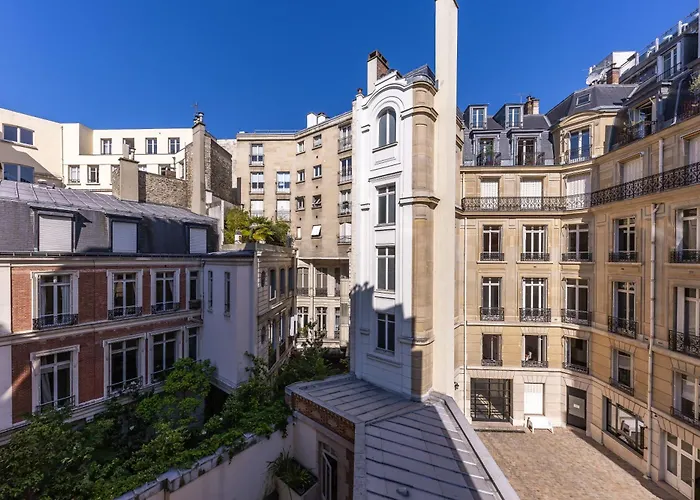 Avenue Montaigne - Champs Elysees *