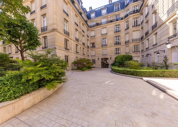 Avenue Montaigne - Champs Elysees *