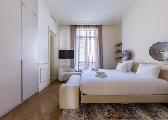 Avenue Montaigne - Champs Elysees * פריז