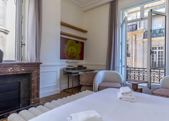 Avenue Montaigne - Champs Elysees *