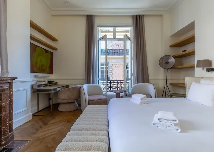 Avenue Montaigne - Champs Elysees