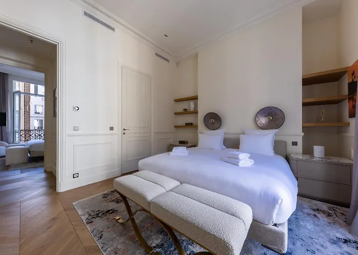 Avenue Montaigne - Champs Elysees פריז