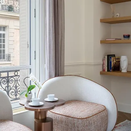Апартаменты Avenue Montaigne - Champs Elysees Париж
