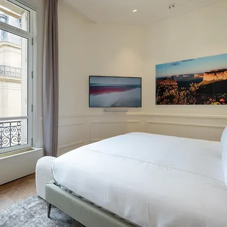 Avenue Montaigne - Champs Elysees * Париж