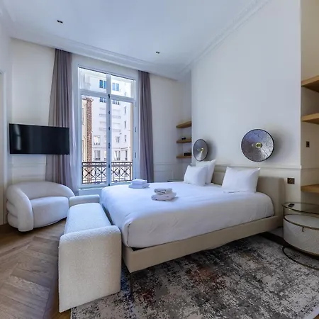 Avenue Montaigne - Champs Elysees Париж