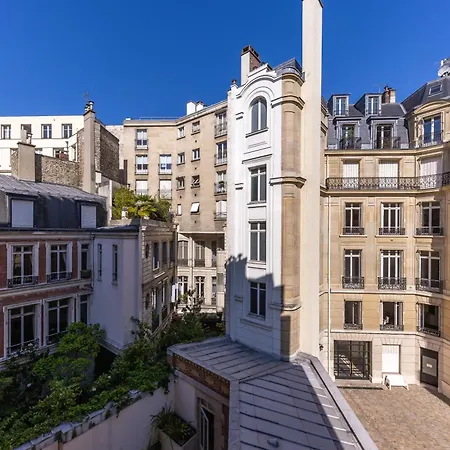 Avenue Montaigne - Champs Elysees *