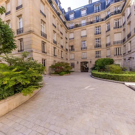 Avenue Montaigne - Champs Elysees *