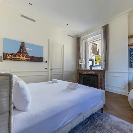 Avenue Montaigne - Champs Elysees Апартаменты *
