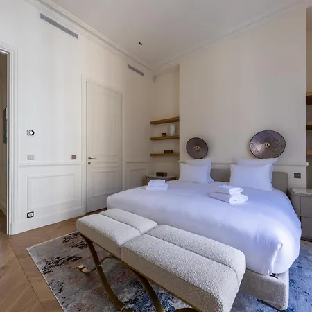 Avenue Montaigne - Champs Elysees Париж