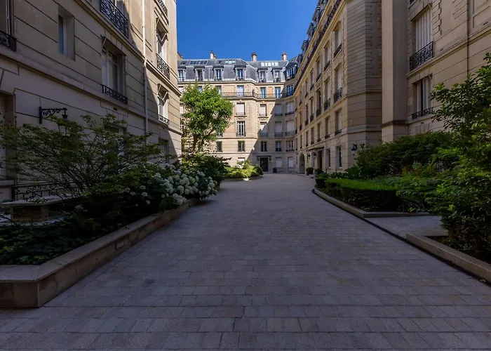 Avenue Montaigne - Champs Elysees * Paris